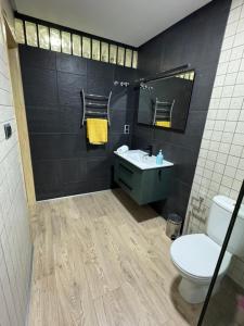ein Badezimmer mit Waschbecken und Toilette in der Unterkunft Dos Mares Comfort & Calidad- Casa entera Planta Baja in San Javier + 11 Fotos