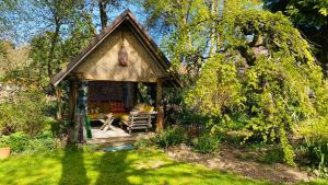 um pequeno gazebo num quintal com relva em Traum-Ferienwohnung im Tal der Mühlen - Wegberg em Wegberg