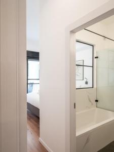 Luxury & Chic 2 Master BR - 2 Balconies - TLV Center!