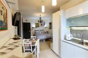 una cucina e un soggiorno con letto di Casa Christine a Taormina