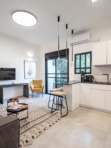 Luxury & Chic 2 Master BR - 2 Balconies - TLV Center!