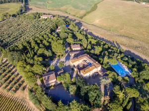 an aerial view of a mansion with a lake at Agriturismo Pometti - Fattoria La Selva in Trequanda