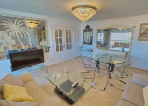 Posedenie v ubytovaní Parque Marbella Three Bedroom Apartment