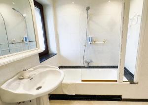 Kúpeľňa v ubytovaní Parque Marbella Three Bedroom Apartment