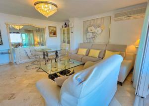 Posedenie v ubytovaní Parque Marbella Three Bedroom Apartment