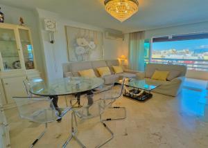 Posedenie v ubytovaní Parque Marbella Three Bedroom Apartment