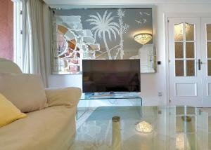 Televízia a/alebo spoločenská miestnosť v ubytovaní Parque Marbella Three Bedroom Apartment