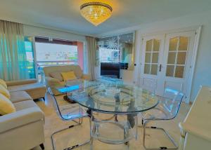 Televízia a/alebo spoločenská miestnosť v ubytovaní Parque Marbella Three Bedroom Apartment