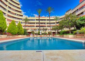 Bazén v ubytovaní Parque Marbella Three Bedroom Apartment alebo v jeho blízkosti