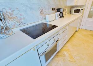 Kuchyňa alebo kuchynka v ubytovaní Parque Marbella Three Bedroom Apartment