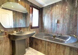 Kúpeľňa v ubytovaní Parque Marbella Three Bedroom Apartment
