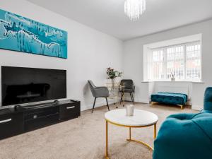 uma sala de estar com um sofá e uma mesa em Pass the Keys Modern and Cozy Kirkby Retreat Parking Sleeps 5 em Knowsley