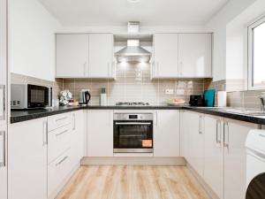 Kitchen o kitchenette sa Pass the Keys Modern and Cozy Kirkby Retreat Parking Sleeps 5