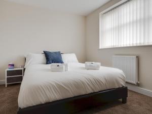 A bed or beds in a room at Pass the Keys Modern and Cozy Kirkby Retreat Parking Sleeps 5