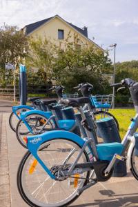 una fila de bicicletas estacionadas en una acera en Good connection Airport & City, en Luxemburgo