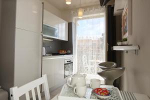 una piccola cucina con tavolo e piatto di cibo di Casa Christine a Taormina