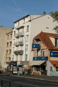 un grand bâtiment blanc dans une rue de la ville dans l'établissement Appartement 67m² 500m RER (20mn Paris) face Marne, à Champigny-sur-Marne