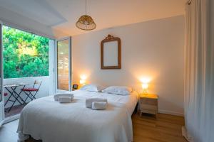 Ένα ή περισσότερα κρεβάτια σε δωμάτιο στο Villa Comète - Maison de famille avec piscine +21 φωτογραφίες