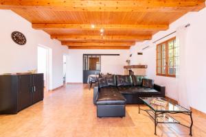 ein Wohnzimmer mit Sofa und Tisch in der Unterkunft L'Oustaou Dou Verdoun - Avec grand jardin in Régusse