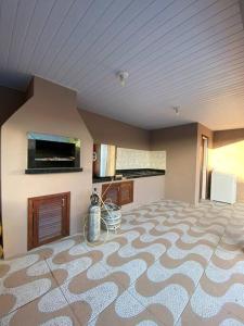 Habitación con cama grande y techo. en Piscina e Diversão a 500mts do Mar Praia Sonho, en Palhoça