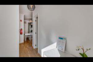 Zimmer mit einer weißen Wand mit einer weißen Arbeitsplatte in der Unterkunft Falésia Modern Flat W/Balcony & Pool by LovelyStay in Albufeira