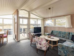 バイアス・スタンにある6 person holiday home in Vejers Strandのリビングルーム(ソファ、テーブル付)