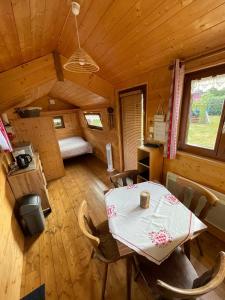 a dining room with a table and chairs in a cabin at Tiny-house in Wihr-au-Val