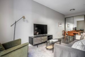 a living room with a couch and a tv at Westwood 1br close to UCLA LAX-1141 in Los Angeles