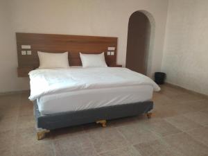 Postel nebo postele na pokoji v ubytování Hotel Ain Safnan Room&Flats فندق عين صفنان غرف&شقق