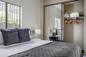 - une chambre avec un lit et un grand miroir dans l'établissement Westwood 1br close to UCLA LAX-1141, à Los Angeles