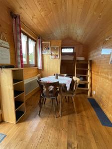 a room with a table and chairs in a cabin at Tiny-house in Wihr-au-Val