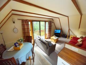 ein Wohnzimmer mit Sofa und Tisch in der Unterkunft Ericht Holiday Lodges in Blairgowrie