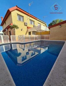 בריכת השחייה שנמצאת ב-Casa Hermosilla céntrica con piscina y jardín או באזור