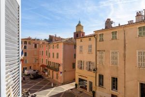 una vista aérea de una ciudad con edificios en Saint Esprit, en Saint-Tropez