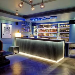 un bar in un ristorante con bancone e luci di The Central Park a Rourkela