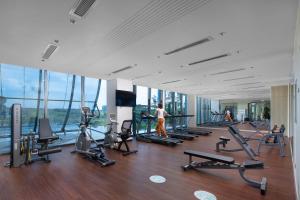 un gimnasio con cintas de correr y máquinas en un edificio en Hyatt Place Changsha Airport, en Changsha