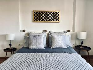 Posteľ alebo postele v izbe v ubytovaní Diamond Rooftop & private terrace sea views
