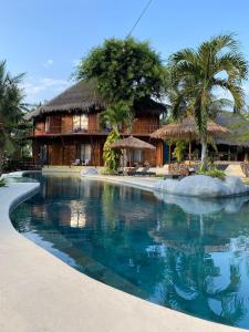 un complejo con piscina frente a un complejo en Gading Tree House, en Nusa Penida