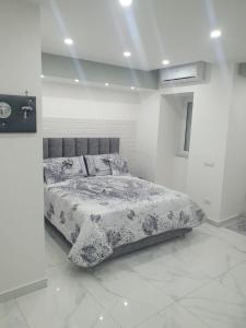 - une chambre blanche avec un lit dans l'établissement Maison Carrozzelle, à Naples