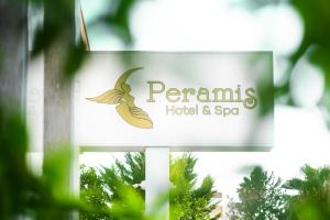 ein Schild, das Pennants Hotel and Spa liest in der Unterkunft Peramis Hotel & Spa in Antalya