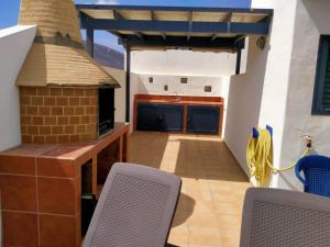 eine Küche mit einem Steinofen und einem Grill in der Unterkunft VILLA LA TEGALA in Caleta de Sebo