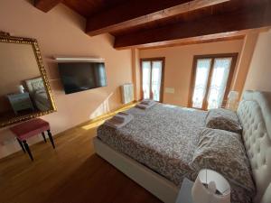 1 dormitorio con 1 cama grande y espejo en Appartamento Luce-- 2 camere da letto--Centro storico--Parcheggio privato gratuito, en Lugo