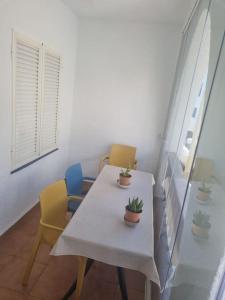 ein Zimmer mit einem Tisch und Stühlen mit Pflanzen darauf in der Unterkunft Apartamento cerca de la playa in Almería