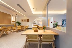 a dining room with wooden tables and chairs at Mount Huangshan Yunqi Kinship B&B - Huangshan Mountain Scenic Area Tangkou South Gate Interchange Center in Huangshan City