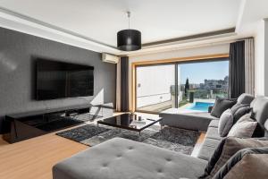 sala de estar con sofá y TV en Elegant villa w dual pools in Carnaxide, en Carnaxide