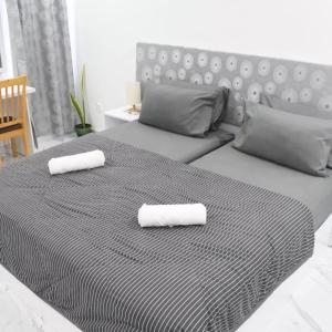 ein Bett mit zwei weißen Handtüchern darüber in der Unterkunft Empyrean Stay, Maldives in Thulusdhoo