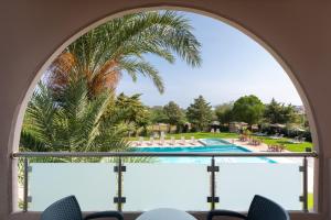 Bazén v ubytovaní Rose Hotel Faliraki alebo v jeho blízkosti