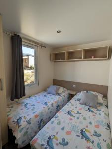 1 dormitorio con 2 camas y ventana en Piana, en Lumio