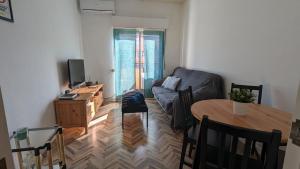 a living room with a couch and a table at Apartamento Jacobo Villar in Valladolid