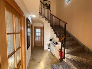 korytarzem ze spiralnymi schodami w domu w obiekcie Casa grande de tres plantas w mieście Linares